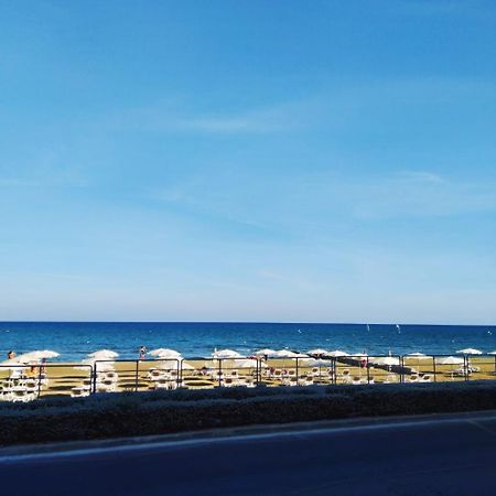 Mackenzie Beach Hotel Larnaka Exterior foto