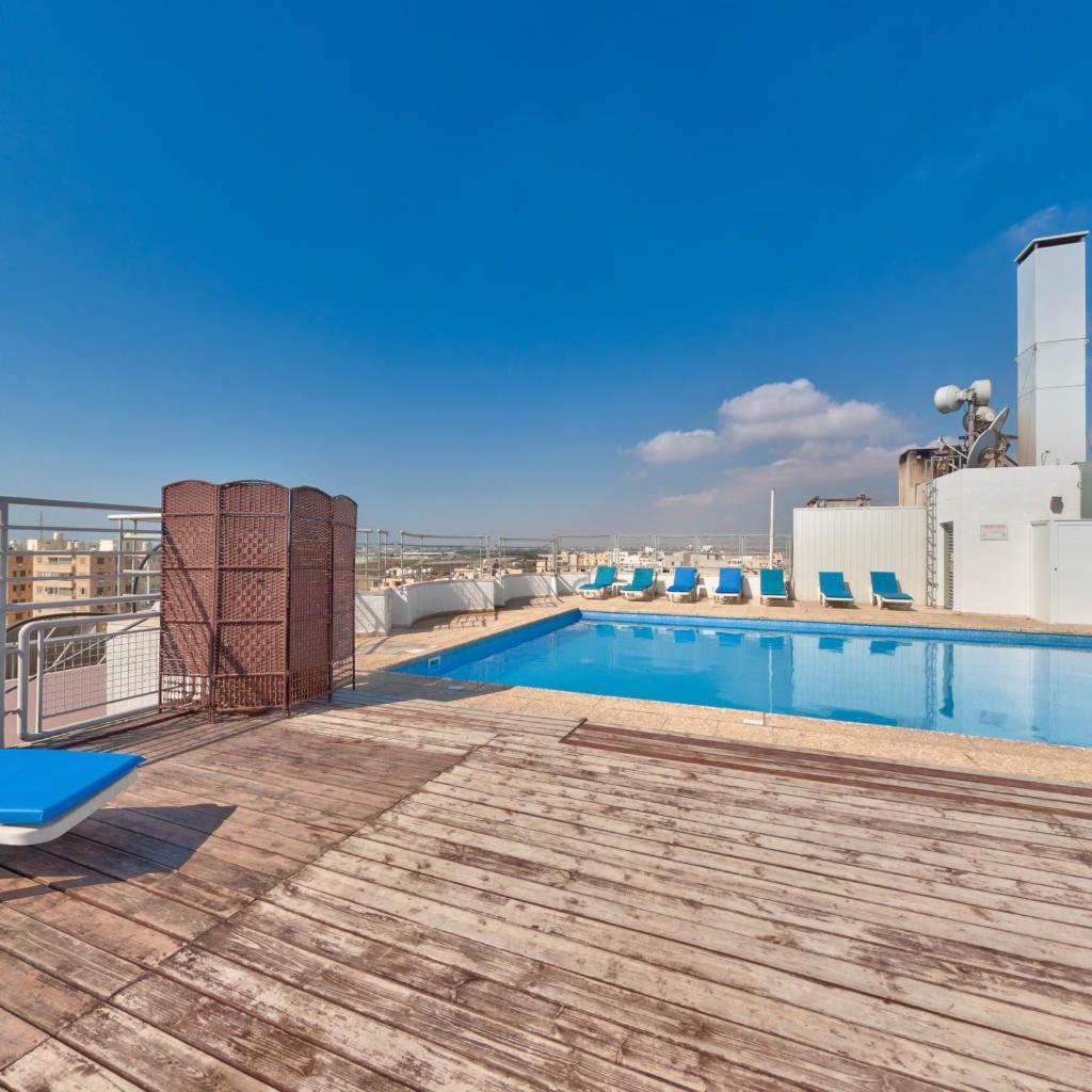 Mackenzie Beach Hotel Larnaka Exterior foto