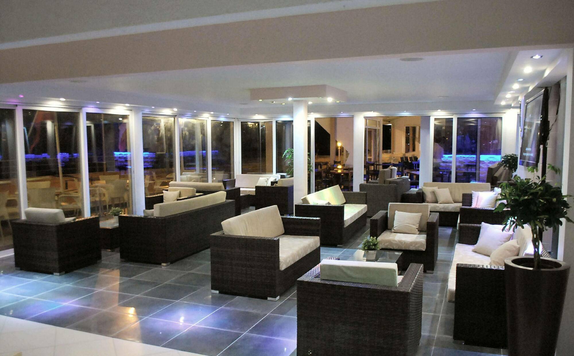 Mackenzie Beach Hotel Larnaka Exterior foto